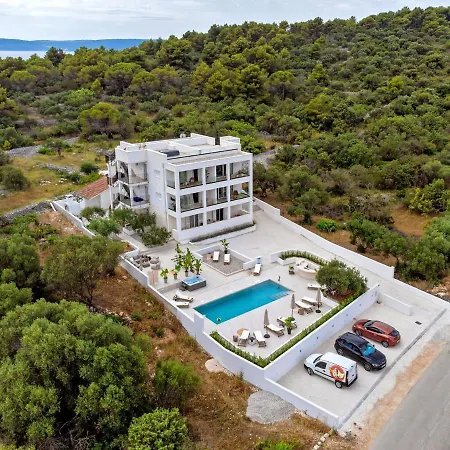 Luxury Del Sogno With Pool, Jacuzzi, Parking Guest house