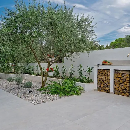 Luxury Del Sogno With Pool, Jacuzzi, Parking Guest house *