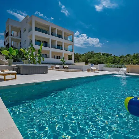 Luxury Del Sogno With Pool, Jacuzzi, Parking Guest house *